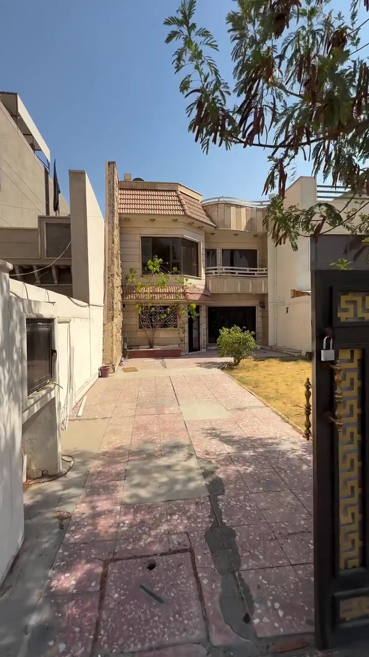 🔥تحية طيبة 

🏡 منزل للإيجار – الحارثية
📍 الموقع:– قرب شارع الكندي 

✨ تفاصيل العقار:
📐 المساحة: 300م²
🚗 كراج
🌿 حديقة
🚪 مدخلان
🛏️ 4 غرف نوم
🛋️ استقبال + صالة + هول داخلي
🍽️ مطبخ معزول
💰 الإيجار الشهري: 30$ ورقة
📅 الدفع: سنوي 

🔎 رمز العقار: 462
📱اتصال ***********
💬 واتساب: ***********
✨ نستقبل جميع عروض البيع والإيجار 
للعقارات السكنية والتجارية.
رابط قناة الواتساب 
https://whatsapp.com/channel/0029Vb7Uz8yDp2Q3t1cIWg30

#الحارثية #ايجارات_الحارثية #بيت_للايجار #شارع_الكندي_شارع_الزيتون #للايجار
