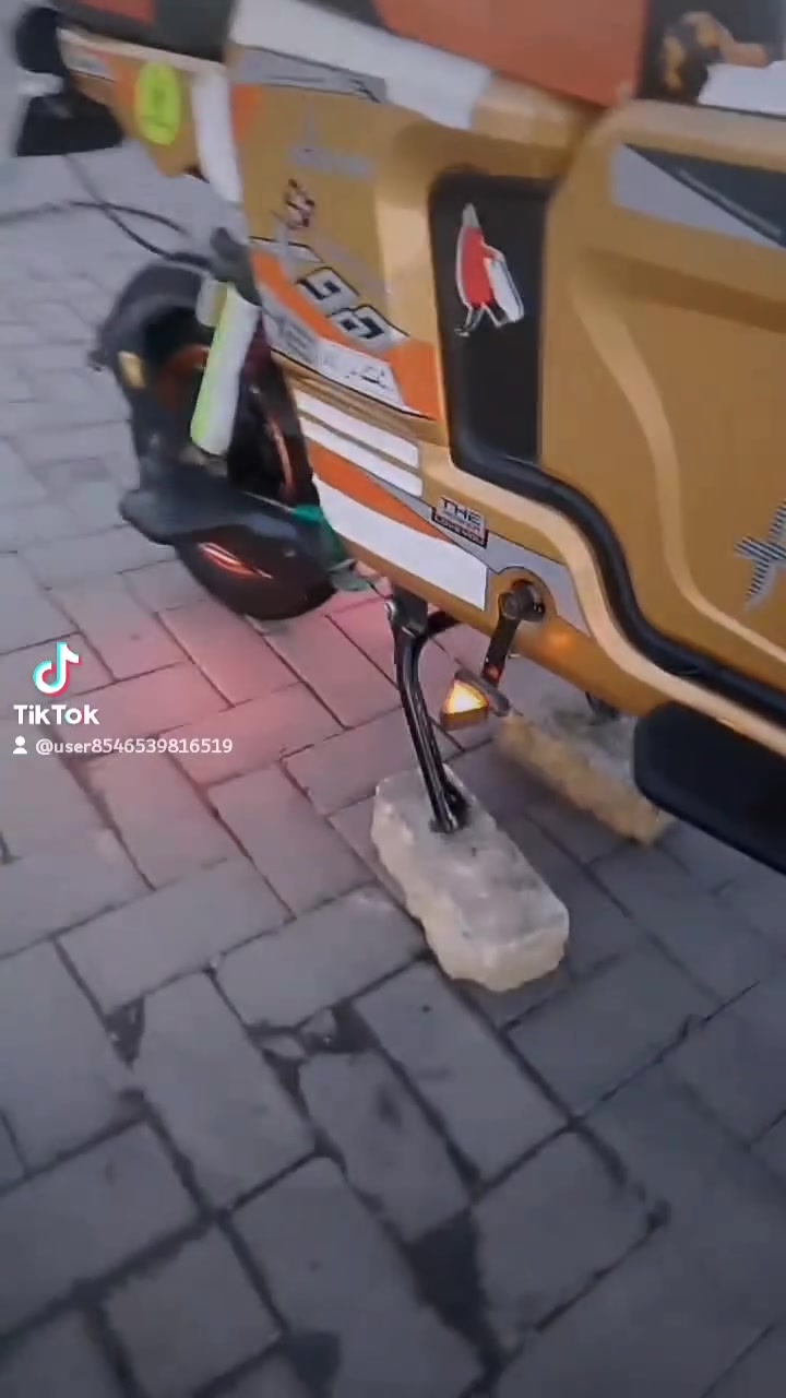 السلام عليكم دراجه X900 @الدراجه نضيفه نضافه 100 اشاير كلشي شغال بيه والبطاريات اي تفخ مابيه المكان
بصره تقاطع العسكري قرب مستشفى الفيحاء  مستعجل على البيع السعر 450وبيه مجال حك الجيه الرقم *********** وذا اكو مراوس بشحن اراوس
