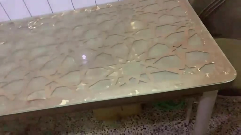 السلام عليكم ميز مستطيل ٦ كراسي بي شخوط بسيطه ٤ كراسي بحالة ممتازه ثنين مكسورات خشب ثقيل ممكسور ولايهتز السعر ٧٥ الف التواصل على الرقم ***********
