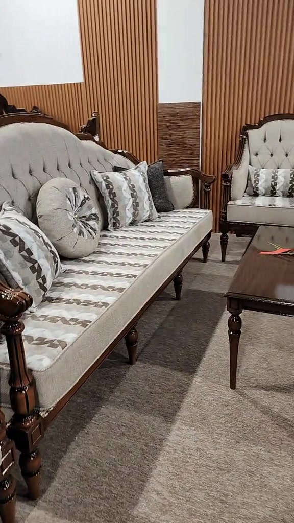 طقم جلوس بتصميم استثنائي ليمنح المكان حضوراً أنيقاً وفخامة هادئة تليق بذوق رفيع  اختيار يجمع جمال التصميم وراحة الاستخدام بانسجام متكامل ليكون قطعة أساسية ترتقي بجمال المكان وتمنحه طابعاً راقياً يدوم  زورونا في معرضكم سما ميسان  ميسان العماره – شارع نعمه الريفي قرب الساعه  الهاتف *********** سما ميسان  — لأن الراحة تبدأ من منزلك  
