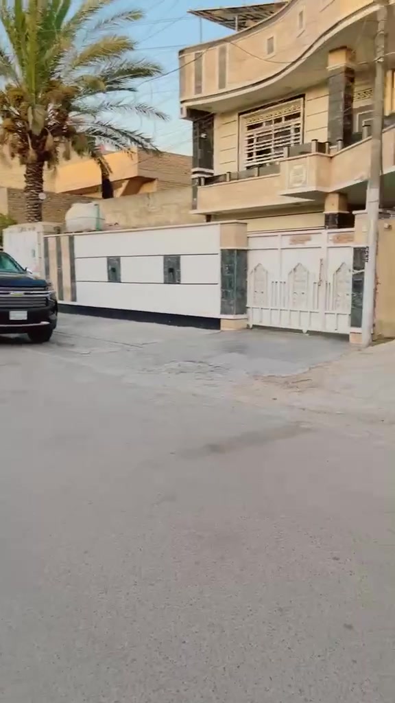للبيع بيت 🏠
طابو صرف في منطقة المواصلات ٢٠٠ متر. قابل للقسمه على /٢ 
٨٠ متر و ١٢٠ متر   قابل للسكن بسعر جيد قرب افران العامري 
لل استفسار واتساب فقط على الرقم ***********
***********
