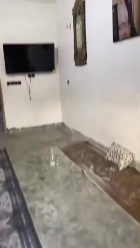 بسم الله الرحمن الرحيم 
دار طابو ملك صرف للبيع 
في حي طارق شارع الوسط 
المساحة ١٠٠ متر فرع مطعم 
ابو حاتم قريبه من الشارع 
للاستفسار ***********
