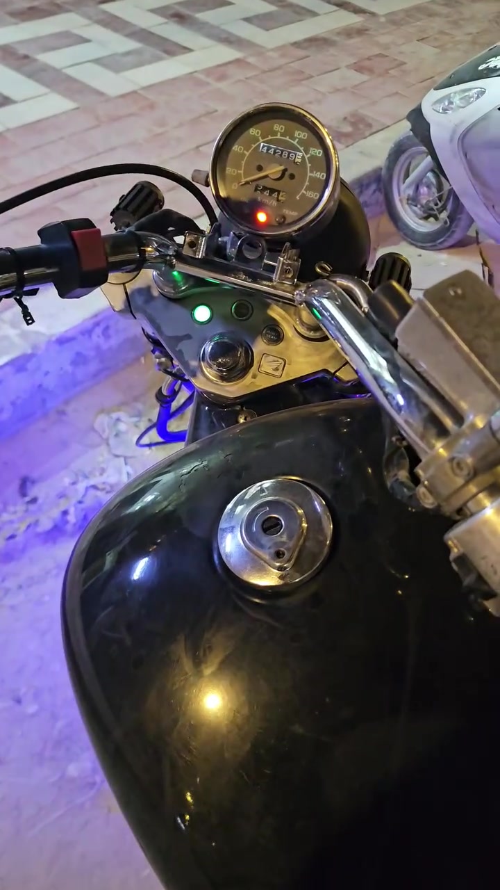 سلام عليكم شلونكم كباتن ❤️
شباب هوندا ستد 400cc دراجه حلوه و نضيفه و خير من الله 
الدراجه لا تنقيص لا تبخير ولا تأخير بالتشغيل بأي وقت شغل و لا حماوه 
بلكات ngk الأصليات دهن أحسن نوعيه 
الدراجه مبدل الها رنكات و الدراجه راجعه على وضع البلاد تخبل الدراجه ما بيها اي مشاكل 
الدراجه رقم و سنويه بأسمي رقم كوت بس تحويلها بأي مكان تتحول 
الدراجه مكانها نجف الدراجه نضيفه من كلشي وأي استفسار عليها بالخدمه❤️
***********
هذا رقمي 
راديها ب 15 و بيها مجال بسيط
