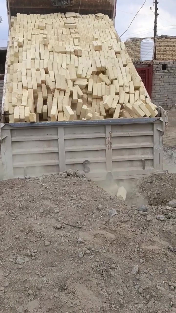 السلام عليكم زبائننا الكرام 🤍
(لسنا الوحيدون لكننا الافضل) 
🔹 ‏للبيع اجود انواع الطابوق والكسر من انتاج معامل طابوق انجكتر 🤚🏻 :- عدد مضبوط٤٠٠٠ - زيادة ٣٠٠طابوقة - معالج من الملاح - قياسات ذو فحص مختبري عالي الدقة .. كذلك العدد مضبوط وخاضعة لمختبرات عالية .. والاسعار تنافسية وملائمة للمشتري توصيل ا وبسعر مخفظ 
حسب المكان 💖 للاستفسار الاتصال على الرقم *********** متوفر واساب 📲
