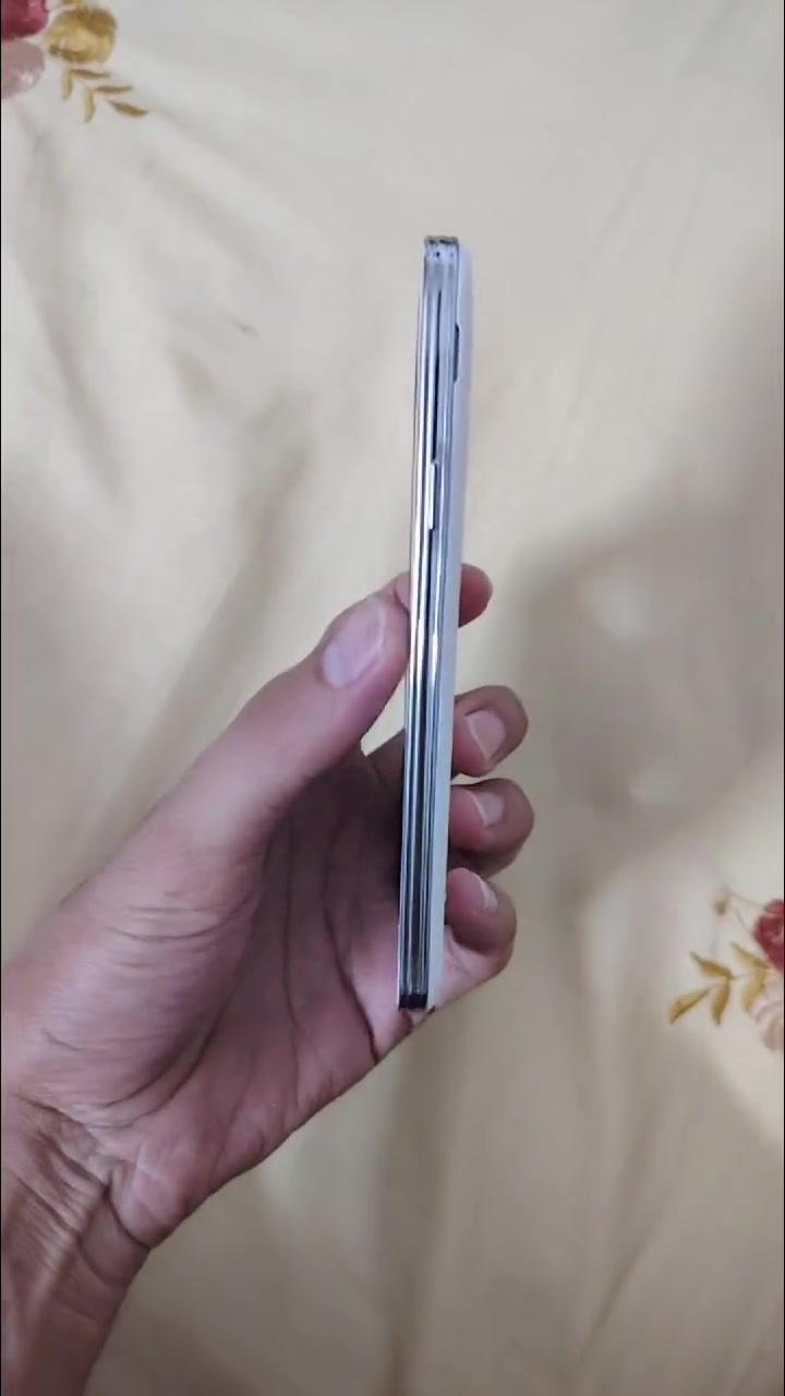 السلام عليكم اخوتي عندي جهاز جان مضموم لله شاهد شرط مكفول تجي تفحص باب بيتي يله تاخذ 
Samsunk S5 
صوت اتصال تكنيك كامره شرط الكفاله قيم بليرضي لله واخذه مكاني بغداد العامريه رقمي 
‏***********
