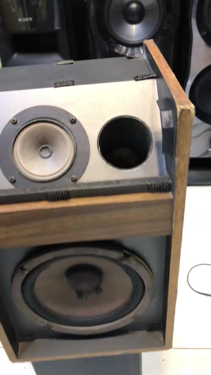 BOSE SPEAKER SYSTEM
تك السماعة من شركة بوز..القدرة والواطية (Wattage):

​سماعات Bose 301 الكلاسيكية (الجيل الأول) صُممت لتعمل مع مضخمات صوت (Amps/Receivers) بقدرة تتراوح عادةً بين 10 إلى 75 واط للكل قناة (RMS) عند مقاومة 8 أوم. 

إليك التفاصيل الكاملة لهذه السماعة بناءً على الملصق الموضح في الصورة الأخيرة والصورة السابقة:

​العلامة التجارية: Bose (بوز)

​الموديل: Bose 301 Series I (Direct/Reflecting Speaker)

​سنة الإنتاج/الحقوق: 1975, 1977

​بلد الصنع: الولايات المتحدة الأمريكية (MADE IN U.S.A)

​المقاومة (Impedance): 8 أوم (8 OHMS)

​الرقم التسلسلي (SER. NO.): 1049547

​الجهة: السماعة اليمنى (PART 2 - RIGHT)

​المادة الخارجية: فينيل بنقشة خشب الجوز 
هذه هي تفاصيل الحجم والأبعاد الموضحة في الصورة للسماعة: Walnut Grained Vinyl Venee

​الارتفاع: 43 سم

​العرض: 26 سم

​العمق: 23 سم

​تتميز هذه السماعة بالتصميم الكلاسيكي الخشبي وتضم محركين (مكبر للصوت في الأسفل مع سماعة ترددات عالية/متوسطة موجهة بزاوية في الأعلى).  

( کوردی • عربي )

🟢توصيل موجود الي جميع المحافضات
🟡گەياندن هەیە بۆ هەموو شوێنێک

🟠مــعـرض هــونـەر
🔸للـصوتــیات(امبلیفایر• سماعة• رادیو• انتیك• مایكروفون)
🔸عــنـوان• اربیل سوق بالة • شارع اربعین
🔸مـوبایـل• ***********
                   ***********

🔵پـێـشانـگای هــونـەر
🔹بۆ ئامێری دەنگی و کارەبایی(ئیمپلیفایر• سەماعە• ڕادیۆ• مایکرۆفۆن)
🔹ناونیـشان• هەولیر • بازاری لەنگەی ٤۰م
🔹مـــۆبـایـل• 
***********
***********

•••••••••••••••••••••••••••••••••••••••••••••••••••
#iraq #kurdistan #duhok #zaxo #hawler #karbala #slemani #erbil #baghdad #kurd #kurdish #akre  #karkuk #kuwait #najaf
#amplifier #audio #subwoofer #sound #music #audiophile #bass #stereo #amplifiers #speaker #soundsystem #speakers
#اربيل #العراق #بغداد

نص مكتوب في الصور:
- 43cm 23cm 26cm +964 750 461 2285 اربيل - سوق بالة - شارع اربعين - مقابل كراج بالة Hunar
- +964 750 461 2285 اربيل - سوق بالة - شارع اربعين - مقابل كراج بالة هو نار Hunar
- +964 750 461 2285 اربيل - سوق بالة - شارع اربعين - مقابل كراج بالة Hunor
- +964 750 461 2285 اربيل - سوق بالة - شارع اربعين - مقابل كراج بالة Húnot
- +964 750 461 2285 اربيل - سوق بالة - شارع اربعين - مقابل كراج بالة Hunar هونه ر
- +964 750 461 2285 اربيل - سوق بالة - شارع اربعين - مقابل كراج بالة هوينر Hunar
- هونر Hunar +964 750 461 2285 اربيل - سوق بالة - شارع اربعين - مقابل كراج بالة