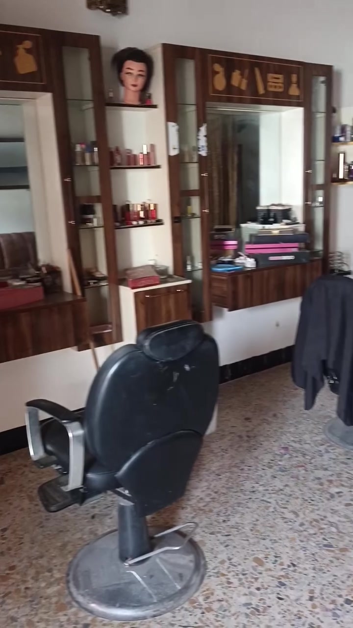 صالون كامل مع ملحقاته موصل حي السكر ***********
