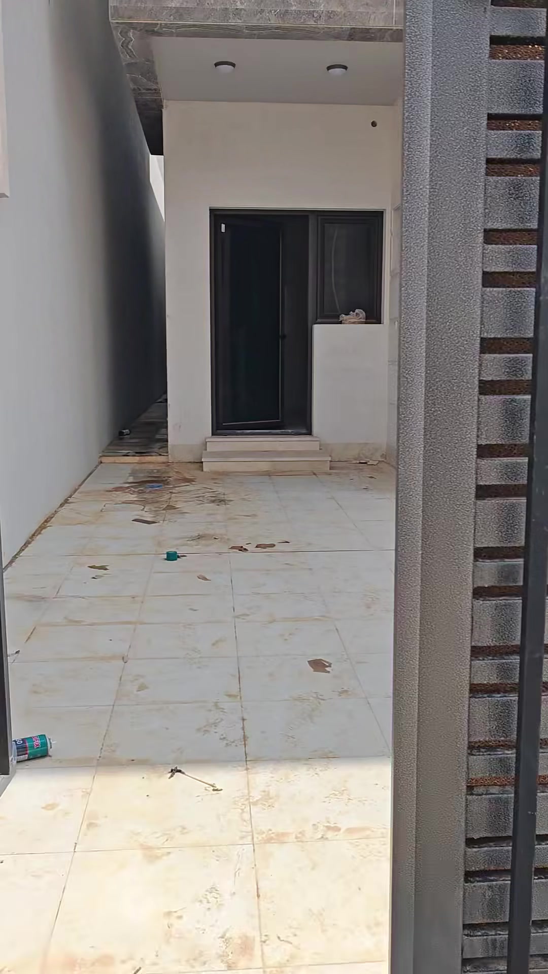 بيع سريع سريع 
دار للبيع في مجمع عمر الراوي  المرحلة السابعة مجاور معمل الزجاج 
📍 الموقع : مرحلة السابعة شارع 15
📐 المساحة: 300 متر
🏗 سنة البناء:2026
🏠 الطوابق: طابقين
💰 السعر :350000000 ثلاثمائة وخمسون مليون 
                 قابل للتفاوض
🔹 التفاصيل:
▪️ الطابق الأول: غرفتين نوم واحدة منها سويت
▪️ الطابق الثاني: ثلاث غرف نوم اثنين منها سويت 
▪️ صالة
▪️ استقبال
▪️ مطبخ
▪️ الأرضية مرمر والواجهة مرمر وحجر نحيت 
      الألوان النوافذ والابواب  المنيوم 

🗂 تفاصيل اكثر مراجعة عقارات المهندس
      الرمادي شارع عمر مجاور مندي الفخار

📞 للاستفسار أكثر:
***********
***********
