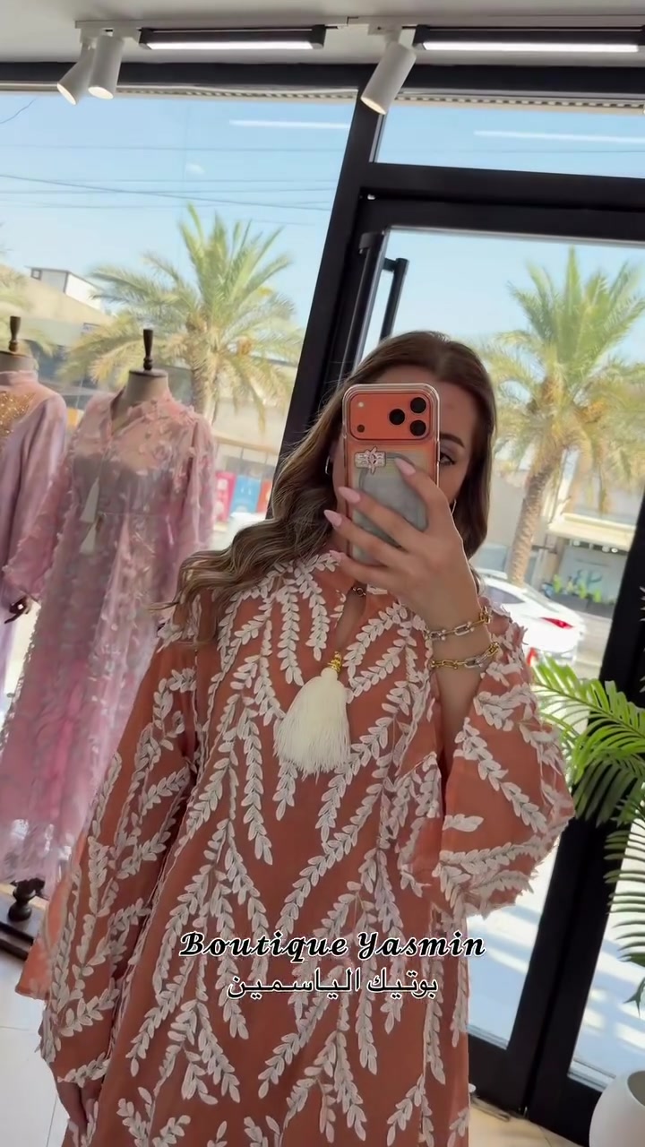 

نص مكتوب في الصور:
- Boutique Yasmin
- بوتيك الياسمين