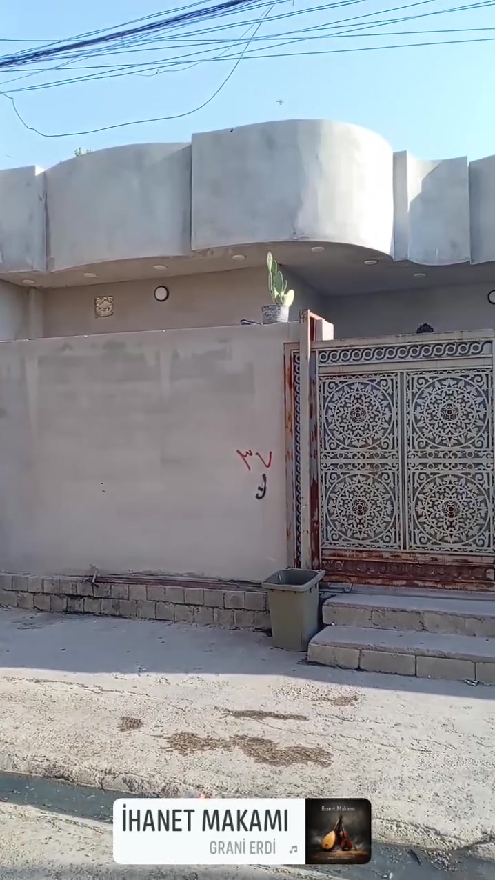 السلام عليكم الدار معروض للبيع في الرشيديه قطاع الخامس  قرب مزرعه غسان  مساحه 200 متر استفسار عن الرقم *********** وتساب البيت يتكون ثلاث غرف نوم واستقبال

