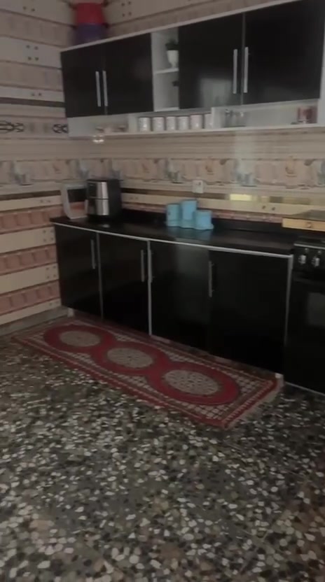 دار للبيع طابو صرف بغداد جسر ديالى حي الحكيم قرب اسواق جمال مساحه ١٥٠ طابق اونص  ٤ غراف نوم صالتين مطبخ واستقبال كامل خدمات *********** سعر ١٣٥ بي مجال

