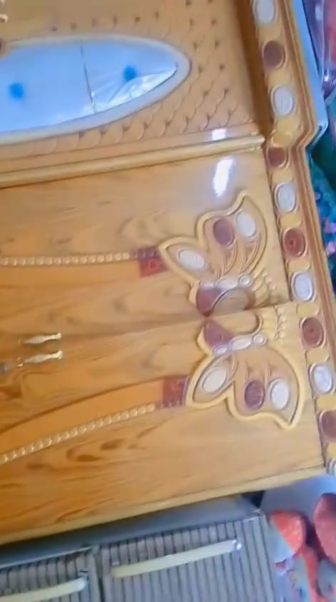 السلام عليكم غرفة اخشاب  للبيع استخدام سنه نضيفه سعر 650 و بيه مجال موبايل ***********
