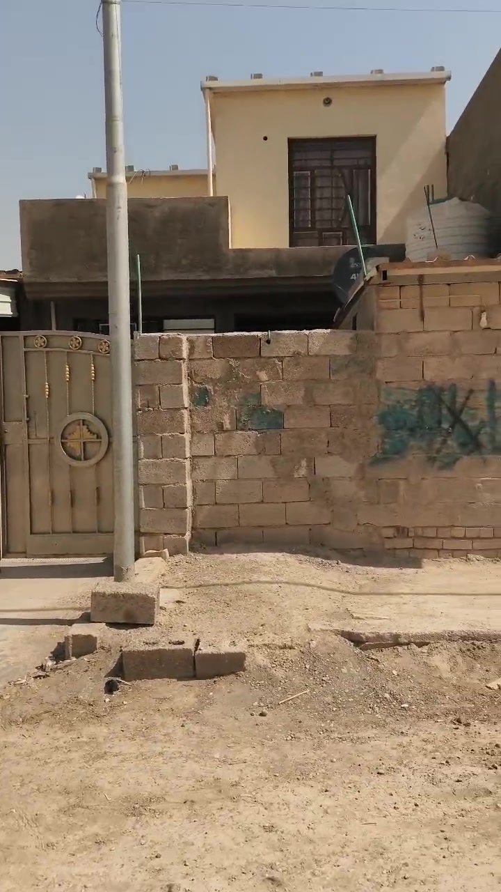 بيت للبيع المساحة 150متر النزال 20يحتوي على ثلاث غرف نوم وصالة وهول وحمام داخلي وخارجي ومطبخ فقط الاستقبال ما كاملة السعر خاص شوف الفيديو ***********
