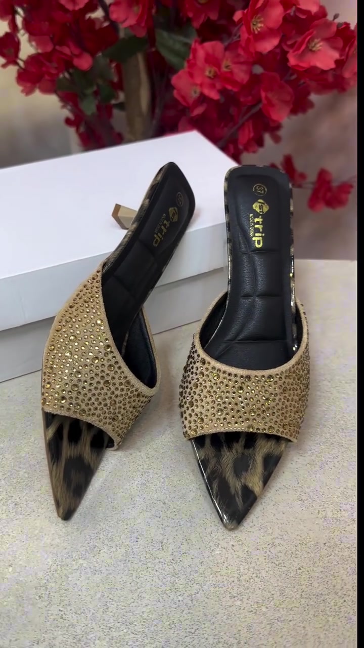 شاحطة كعب تخبل 😍👠
إذا تحبين الشياكة والنعومة بنفس الوقت، هاي القطعة إلج 🤍✨

كعبها يعطي اللوك لمسة أنيقة ومرتبة، وتناسب الطلعات والمناسبات وحتى اللوك اليومي 🌷

 القياسات: 37 | 38 | 39 | 40 | 41

لا تخلينها تفوتج 😍
اختاري قياسج وخلّي أناقتج تحچي عنج 🤍
