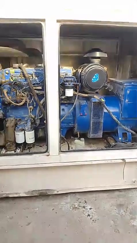 مولد من إنتاج الشركة البريطانية المعروفة  ولسنFG Wilson وموديله هو XP150E  القدرات والمواصفات الفنية الأساسية لهذا المولد وفقاً للبيانات الرسمية من المصنع: 

FG Wilson
⚡ القدرة الكهربائية (Power Ratings)
القدرة الاحتياطية (Standby Power): تصل إلى 165kVA (كيلو فولت أمبير)، 
⚙️ المواصفات الميكانيكية والفنية
المحرك (Engine): يعمل بمحرك ديزل قوي من نوع بيركنز (Perkins) ذو 6 أسطوانات (6 سيلندر).
المولد الكهربائي (Alternator): يعتمد غالباً على رأس توليد من نوع Leroy Somer المعروف بجودته واستقراره في تنظيم الجهد الكهربائي.
النظام الكهربائي: ثلاثي الطور (3-Phase)، ويعمل بتردد 50 هرتز عند سرعة دوران 1500 دورة في الدقيقة (RPM)
نوع الوقود: ديزل (كاز).
سعة خزان الوقود: يحتوي الطراز القياسي المقارب على خزان وقود يتسع لحوالي 409 إلى 425 لتر
للإستفسار الاتصال على صاحبها انا مكلف بالنشر ***********
المكان البصره الزبير المكصب
