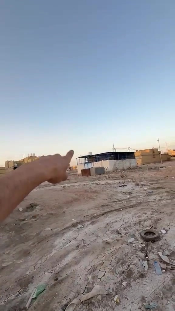 الموحيه
مقاطعه 37 
100 متر ركن على ساحه 
طابقين البيت للتواصل واتساب على الرقم ***********