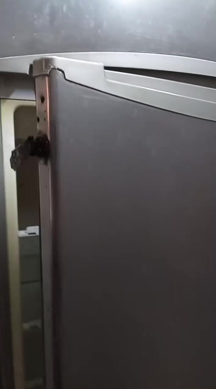 ثلاجة شغاله للبيع ب١٧٥وبيهامجال ***********
