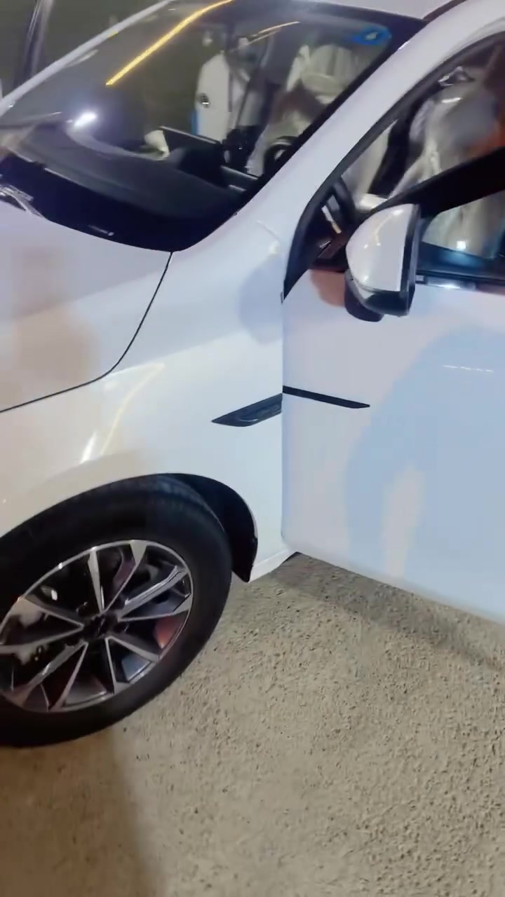 السلام عليكم من رخصت الادمن المحترم يتوفر سياره للبيع BYD05دستروير موديل 25ماشيه2600كيلو  بعده بحالة الوكاله مكفوله كفاله عامه والموصفات المعروفه للسياره الكل تعرفه فول عدى الفتحه اوبلنسبه للبرامج كله منصبه برامج الاصلي للسياره من الايوتيوب والوتساب والويز والستلايت الاصلي يفتح كل القنوات المشفره لاستفسار على الرقم ***********
