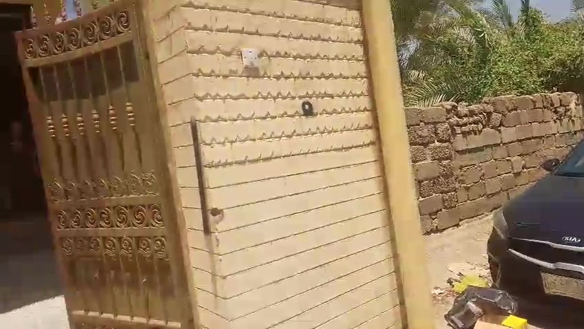 يالله سلام عليكم
بيت مساحة ٣٠٠متر 
ثاني قطعة من الشارع العام
بناء حديث درجة أولى
يحتوي على ٤غرف نوم 
استقبال وصاله
مطبخ وحمام وكراج سياره
البيت يبعد عن الشارع العام الرئيسي مسافة ٥٠متر
البيت مؤثث بالكامل أثاث درجة أولى 
العنوان المداىن منطقة الجعاره قرب مدرسة الشهيد غالب الابتدائية 
السعر مع الاثاث ١٨٥ للاستفسار الاتصال على ***********
