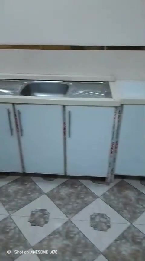 كونتر لون رصاصي ٢٥٠ بي مجال الكونتر القهوائي ١٥٠ بدون سنك الكونتر الوردي بس ملحق ٦٠ الكونتر الابيص ١٦٠ سنك ٧٠ جرابي الواحد ٣٠ الشراي يتصل عالرقم ***********

نص مكتوب في الصور:
- Shot on AWESOME A70