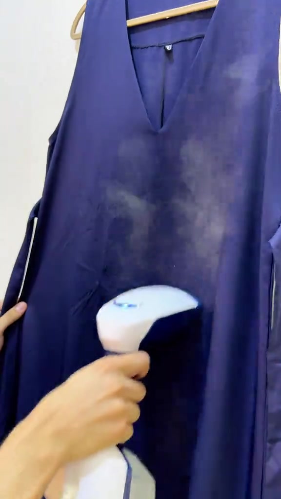 مكواة البخار العمودية من راف 💨 تخلي ملابسك مرتبة ومكوية بسرعة، بدون تعب وبدون الحاجة لطاولة الكي. 💨 بخار يساعد على فرد التجاعيد 👗 مناسبة للفساتين والعبايات والملابس ⚡️ سهلة وسريعة بالاستخدام علّقي ملابسك ومرري البخار… والنتيجة ملابس مرتبة بأقل مجهود  العاصمة  *********** ***********
