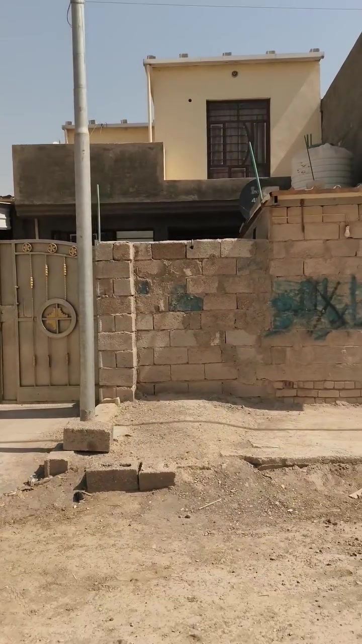 بيت للبيع المساحة 150متر النزال 20يحتوي على ثلاث غرف نوم وصالة وهول وحمام داخلي وخارجي ومطبخ فقط الاستقبال ما كاملة السعر خاص ***********
