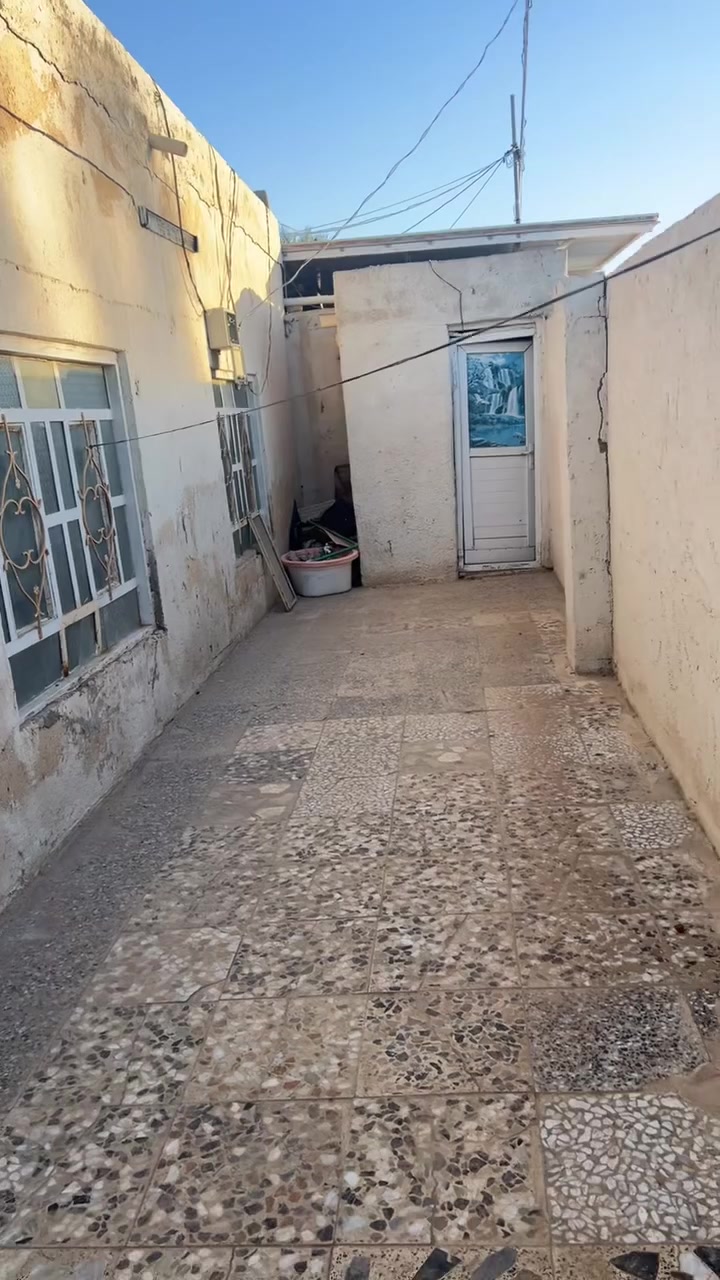 يا الله بيت ركن للبيع برضويه الثامنه وجهية على القايش شارع تبليط مسافه بسيطه عن شارع العام المساحه 300 م يتكون من 4 غرف وصاله ومطبخ وستقبال وصحيات داخليه وخارجيه بيع متوازي الاستفسار تصل على رقم *********** او مراجعة مكتب الإمام علي ع للعقار برضويه الثامنه قرب مدرسة شمس الشموس

