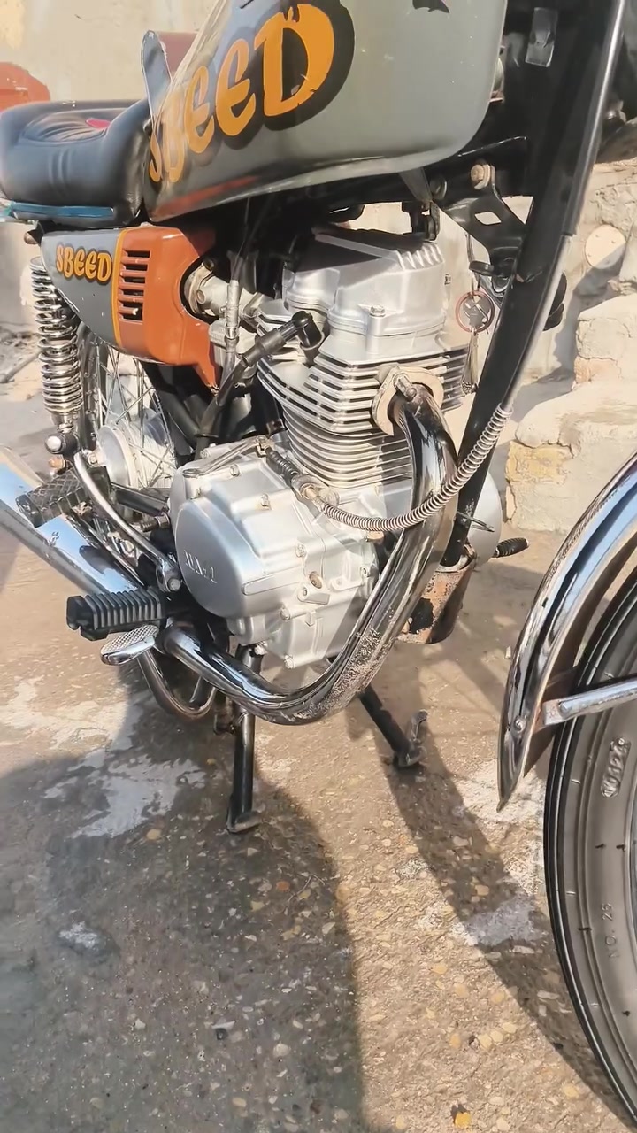 سلام عليكم دراجه نامه حربي كلك كلك للبيع تفاصيل الدراجه عندك كلجات بيهه نهضه نص ونص انت مخير تفحصهه وتشوفهه اذا ردت تبدللهه كلجات او لا لكاور مالهه الاصلي مو التجاري ولفات مو عاديه ولفات صفر واحد وعندك بريك ضعيف تبديل بونزات ب5الالف البونزات مايكلفن ولكلجات اذا ردت تبدلهه 20الف  هنه وشدهن وتفيلس3الالف مجموع 27 الف واني الدراجه عارضها قبل شوي ب480 قفل ونزلت لل450 خاف يريد الشراي يصلح التفاصيل الي ذكرتهه مطيح من 480 لل450 يعني 30 الف حك التصليح قفلهه 450 وشرط الفحص وذا طلع بيهه مشاكل غير الي ذكرتهن ياخذهه ويروح بلاش ولاتعبني ولاتعبك بلخاص 450قفل قفل هاي الدراجه عرضتهه من الاخير العنوان ناصريه مركز رقم الهاتف ***********
