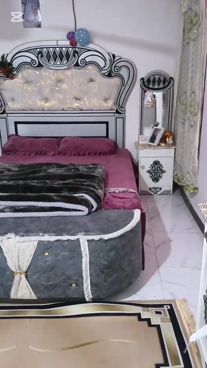 بيت طابقين 120 متر مساحه فوك 3 غرف وصاله وصحيات وجوة غرفتين وصاله ومطبخ ودوانيه وصحيات وحديقه بره البيت العنوان شارع السفينه فرع ملعب الفرات الاوسط نهاية الفرع واكو خدمات بالمنطقه بيت ابو سيف السعر 95 للتواصل عبر الرقم 
*********** او عبر الخاص طابو اسهم
