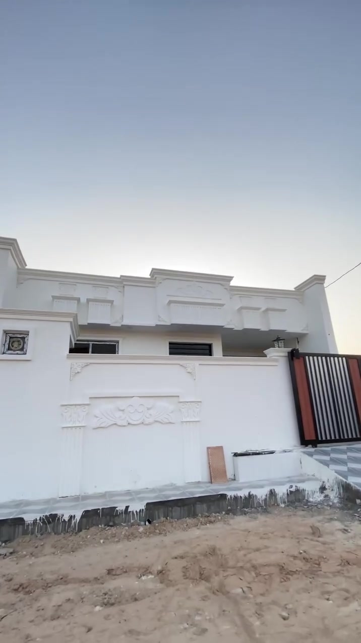 ⁨	ما نعرض أي بيت.. نعرض بس اللقطة! 🎯🏡
بيت جديد وموقع ممتاز جداً بالـ 6 كيلو، قريب من المجمع الهندسي ومجمع اليرموك، تصميم عملي واستغلال ممتاز لكل المساحات.
💡 تفاصيل العقار:
٢٠٠ متر ، بناء حديث 
 الموقع: الـ 6 كيلو (قرب المجمع الهندسي ومجمع اليرموك).
 المحتويات:
 مدخل استقبال + حمام خارجي.
 مطبخ مجهز نظام (حار وبارد).
 صالة واسعة ومريحة.
 غرفتين نوم بحجم ممتاز.
 حمام داخلي ثاني.
 بيتونة وصفحة سطح مخدومة ومقفولة.
 السعر: 100 مليون دينار عراقي.
📩 للراغبين بالمعاينة الميدانية أو الاستفسار، تواصلوا ويانا عبر رسائل الصفحة مباشرة!

اوالاتصال على الرقم التالي ***********

#عقارات_الرمادي #الرمادي #الأنبار #بيت_للبيع⁩
