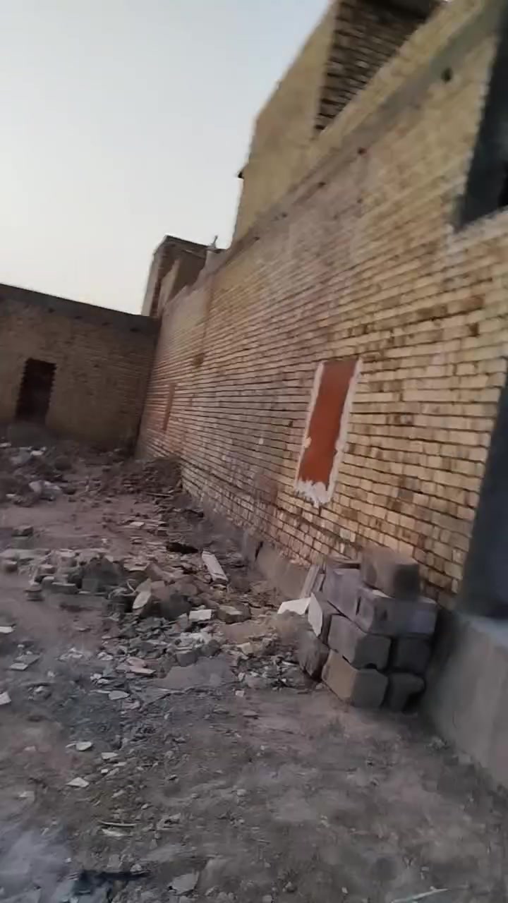 السلام عليكم بيت للبيع حي الصحه 
مساحه 100 طولاني البيت كامل من كلشي رقم العقار13677
***********
