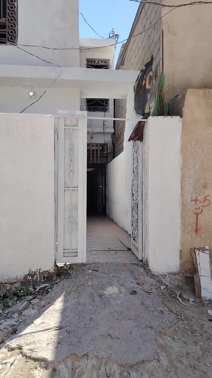 سلام عليكم عندي بيت للبيع طابو صرف المساحه ١٠٠ متر بناء بلوك طابق اونص سقف كونكريت مسلح بيت نظيف جاهز من سيراميك او بورسلين سعر ٧٥ بي مجال طابق اول غرفه صاله استقبال مطبخ مع صحيات داخليه او خارجيه الطابق الثاني بي غرفه او صاله كربلاء جمعيه الثانيه قرب شارع ٦٠ وقريب على شارع طارق مكتب الغدير استفسار على رقم *********** /*********** /*********** أرقام بيهن وتساب
