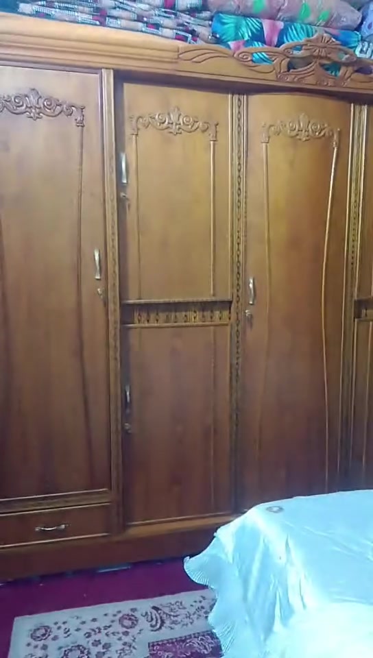 السلام عليكم غرفه نضيفه للبيع مستعمله السعر 600 وبيها مجال الرقم الاتصال ***********
