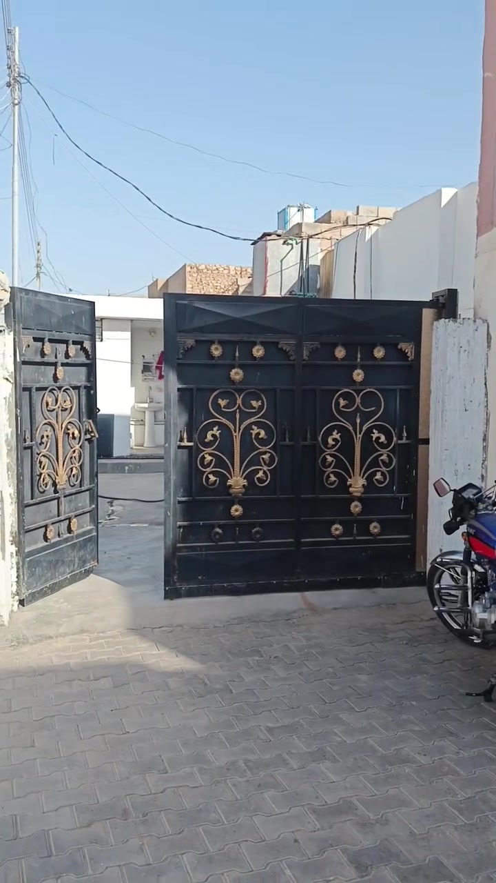 يوجدبيت للبيع طابوصرف مساحه 190اوامراوس بيت قطعه هيكل في 6كيلوالسعر60قفل البيت بناء قديم بس حالين ساكن بي مكان البيت تأميم 8اشباط قرب جامع احمدبن حنبل بي غرفتين اوديوانيه مطبخ مخزن داخلي السطح مابي بناء بس تكدرتبني بي 3غرف البيت مسحوب عليه قرض 100مليون اوجاي انسدد على الراتب باقي نص المده يتوفى الياخذه اله الصافي ***********سعره جدا مناسب
