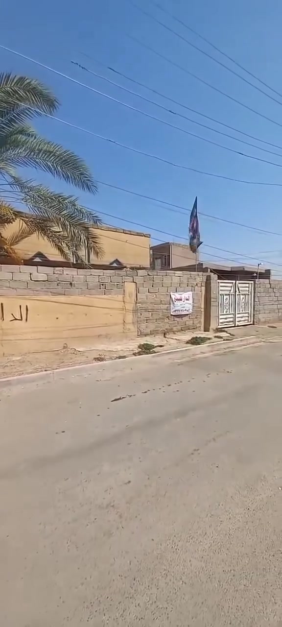 سلام عليكم
بيت مساحة ٩٦٩ واجهة ٥٠ نزال ٢٠
بيتين البيت الأول متكون من استقبال و هول ٣ غرف صحيات مطبخ 
فوگ غرفة استقبال مطبخ صحيات 
البيت الثاني متكون من غرفة استقبال صحيات مطبخ 
و قطعة فارغة 
السعر باقي التفاصيل خاص 
رقم ***********
