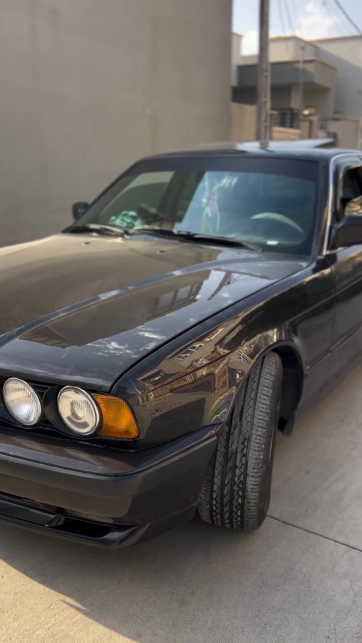 للبيع BMW 520
نضيفه 
كير عادي 
تبريد ثلج 
غرفه جديده 
فتحه سلايت
السيارة مصبوغه جماليه
شرط التحويل
السعر قفل 52 
موصل 
الرقم ***********

نص مكتوب في الصور:
- MOSUL