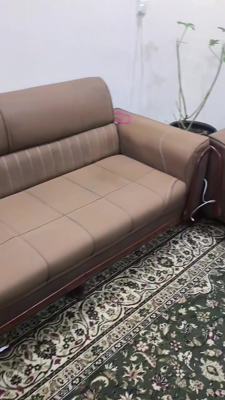 تخم قنفات للبيع في كربلاء حي القدس قنفه ثلاثيه عدد 2 وكرسي عدد2  مابي اي كسر مثلما نوضح بالصوره يحتاج فقط تنظيف في كربلاء حي القدس  السعر 200 وبي مجال للاستفسار الاتصال بالرقم ***********
