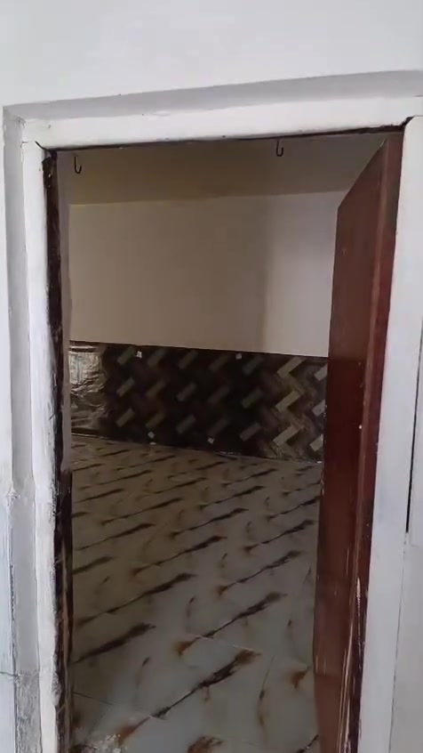 بيت للأيجار
طابق أرضي
التحرير شارع 40 خلف الأسواق العالمية
يتكون من غرفتين وصالة ومطبخ وصحيات 
أيجارة 225 
للتواصل ‏***********
