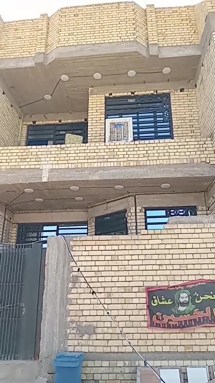 السلام عليكم بيت للبيع المساحه ١٢٥ متر قاطين ٤ نوم واستقبال وحولي وصحيت عدد٤ مطبخ حار +مطبخ بارد بناء جديد قبل شهرين درجه اولى مطلوب قرض إسكان ٤٨ موقع البيت ١٣ الف قرب الفرن التسديد على المشتري كل شهر ٣٠٠ الف للتواصل *********** متوفر واتساب
