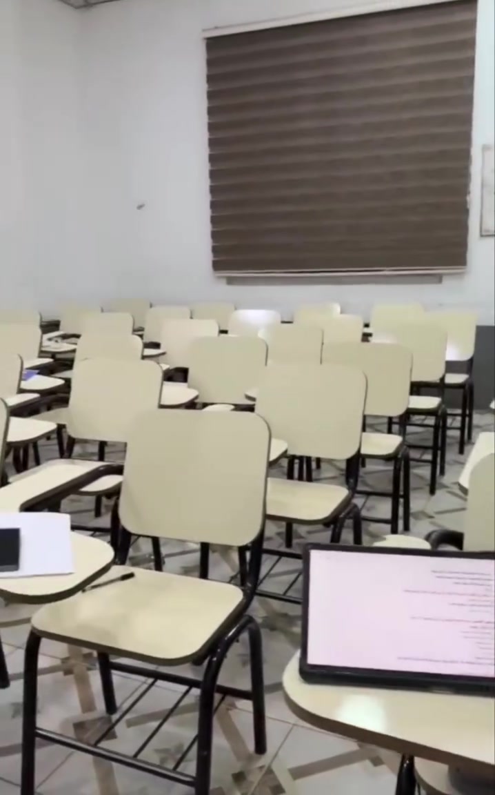 في إطار تعزيز مهارات الكفاءة للكوادر التعليمية تواصل أكاديمية التنمية والتطوير الدولية برامجها التدريبية الهادفة إلى بناء كوادر تربوية أكثر وعيًا وكفاءة، من خلال تطوير مهارات المعلمين وتعزيز قدراتهم في التعامل مع الطلبة وفق أساليب تربوية  حديثة تتواصل فعاليات البرنامج التدريبي المتخصص في فهم السلوك الطلابي وصناعة القائد التربوي، ضمن رؤية تسعى إلى إعداد معلم يمتلك القدرة على فهم احتياجات الطالب، وقراءة سلوكه، والتعامل معه بوعي ومهنية.
وركزت الورشة على مفهوم أساسي في العمل التربوي: أن فهم السلوك يسبق الحكم عليه، ومعرفة أسبابه هي الخطوة الأولى نحو التعامل الصحيح معه.
وتناولت الورشة مجموعة من المحاور المهمة، من أبرزها:
صعوبات التعلم وأثرها في سلوك الطالب.
دوافع السلوكيات المزعجة والحاجة إلى الانتباه.
تأثير البيئة الأسرية والمشكلات المحيطة بالطفل.
الخوف والشعور بعدم الكفاءة والسلوكيات الدفاعية.
مهارات الملاحظة والتحليل والتشخيص التربوي.
استراتيجيات التعامل مع السلوك بعيدًا عن العقاب والتهديد.
بناء بيئة صفية آمنة ومحفزة على التعلم.
تعزيز قدرة المعلم على مراعاة الفروق الفردية بين الطلبة.
ويهدف البرنامج إلى نقل المعلم من مجرد التعامل مع السلوك الظاهر إلى فهم ما وراء السلوك، بما يعزز مهارات إدارة الصف، ويرسخ التواصل الإيجابي، ويسهم في بناء علاقة تعليمية قائمة على الثقة والاحترام والدعم.
وقدمت الورشة الأستاذة الخبيرة في التنمية البشرية  Abeer Al Zain ، بإدارة وإشراف الدكتورة المهندسة زينب أبو ذر أبو كلل والأستاذ عمران محمد رضا عمران، وبمشاركة نخبة من الكوادر التربوية.
أكاديمية التنمية والتطوير الدولية
نُنمّي المعلم… لنرتقي بالتعليم، ونصنع بيئة تربوية تُحدث الفرق. 🌟
📞 للاستفسار والتواصل: ***********
📍 فرع النجف الأشرف
📌 قسم الإعلام والعلاقات. @أبرز المعجبين
