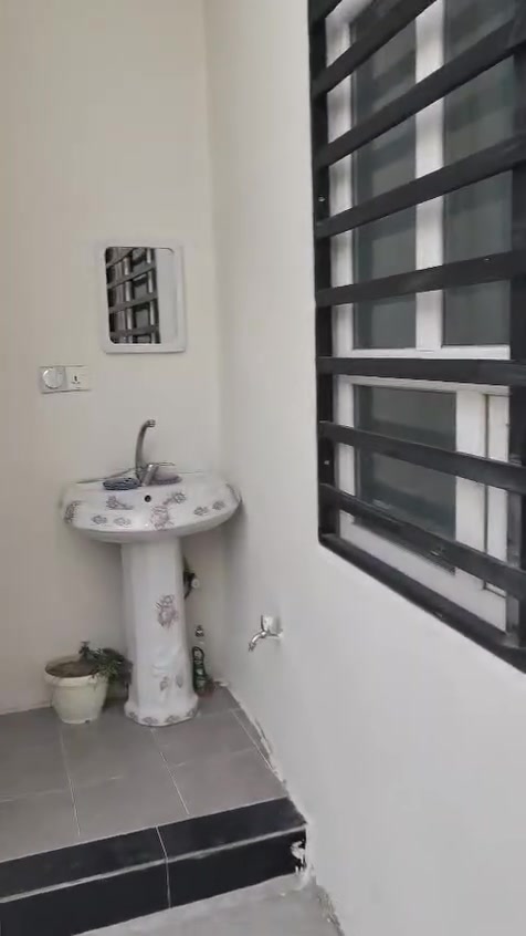 دار للبيع نظيف جدآ مسكون من قبل أهله مساحة ١٠٠م طابق واحد سيراميك وسقوف ثانوية ونظام دكتات درج خارجي كراج السعر ٧٠ مليون ومجال للتواصل *********** وتساب و اتصال ***********
