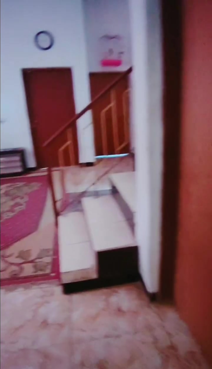 السلام عليكم بيت للبيع 150 متر واجهة 15 نزال10 طابو زراعي سكني سند 25 غير تابع للامانة او البلدية كاع مضمونة من التفليش ومن اي شي ثاني المنطقة كاملة الخدمات مدارس ومي وكهرباء وشوارع مبلطة التبليط بباب البيت 
البيت طابقين يتكون من ٥غرف نوم كبار وصالتين وحمامين+غربي مشترك واستقبال ومطبخ ومنور وتواليت خارجي اجلكم الله وطرمة وبي مدخلين وسطح بالطابق الثاني ودرج خارجي من الطابق الثاني يصعد للسطح الاخير بناء ٢٠٢٣ عنوانة التاجي البطة مقابيل سيطرة الشؤون القديمة للأستفسار اتصل وتدلل***********
