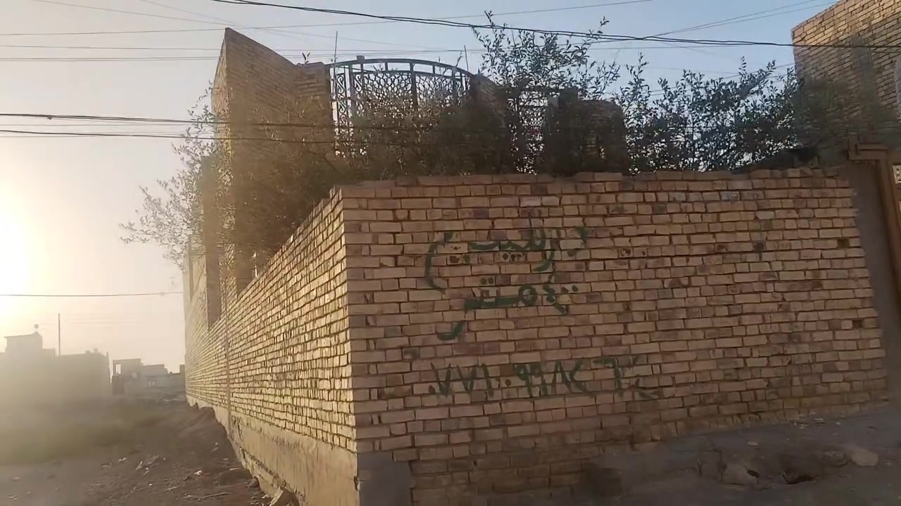 بيت مساحه 400متر طابو طابو بحي الجامعه السعداويه علئ شارعين مقابيله مدرسه واله بابين يحتوي علئ ديوانيه 12متر وغرفتين جوه و4فوك وستقبال عدد2. ومطبخ بارد وحار  تواليت وحمام خارجي وداخلي وحديقه 50متر رجاااأء لمايشتري لايراسل لبيت مطلوب للسكان 20مليون   لاستفسار علئ رقم:***********
