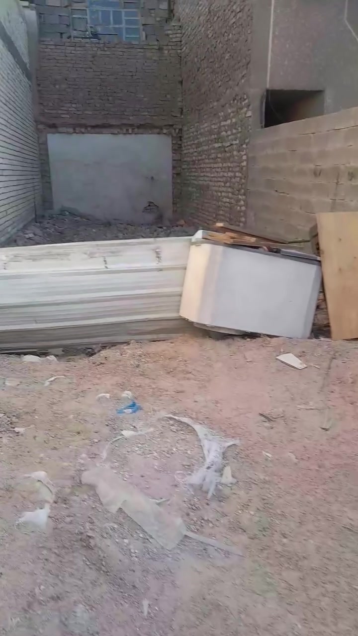 ارض للبيع مساحه ٥٢ متر طابو صرف بسم شخص واحد الواجهه ٤ ونص النزال ١١ و٦٠ سم العنوان حي الرساله الاولى قرب مدينه الذرى والمشاكل اي ستفسار على الرقمين *********** او ***********
