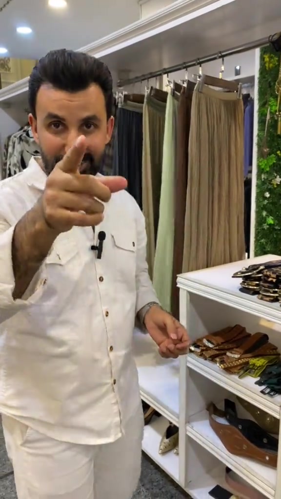 عرض هدية لزبائن ازياء العذراء ويدللون علينه 😍🫰🏼 التنورة 10 الاف بس 💫 فري سايز وخامة راااقية كالعادة ❤️💙 ..  تفاصيل اكثر داخل الفيديو  .. سعر التوصيل 5 الاف دينار  بغداد وكل المحافظات 🚖  العنوان : بغداد الدورة سوق الاثوريين شارع نادي المجتمع العائلي رقم الهاتف ***********___***********. . . . . . . . #ملابس #ازياء #اكسبلور 
