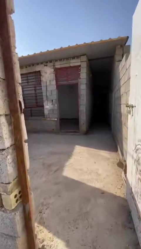 السلام عليكم بيت للبيع بيت بناه جديد يم الصيطره قريت حجي داود المساحه 120 متر يحتوي عله غرفت نوم وصاله ومطبخ سويت وستقبال وحمام داخلي وخارجي ومنور بيت كامل مجاري ومي وكرهبه للستفسار *********** سعر 13 وبيه مجال قليل
