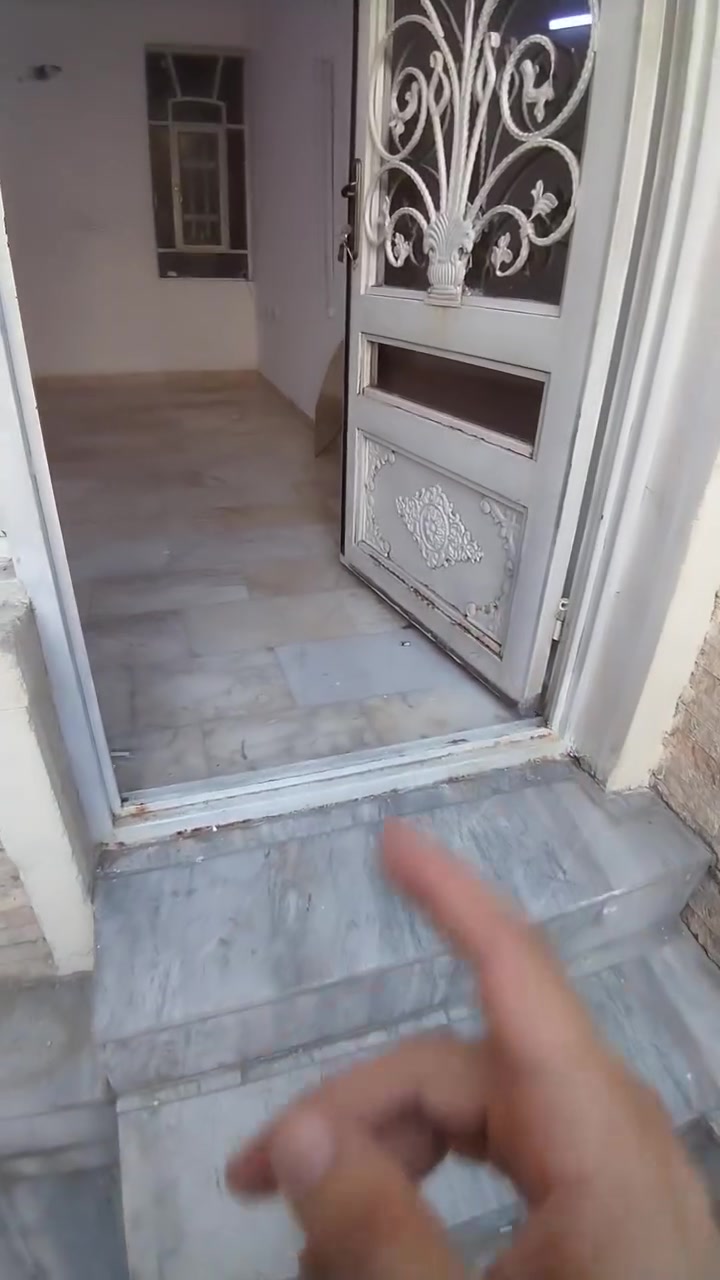 للأيجار في بغداد حي حطين ١٠٠م ٤نوم بيت جاهز ومرتب السعر بمليون و١٠٠ شهريا للاستفسار الاتصال على مكتب العاني للعقار *********** او *********** شارع مركز الشرطه
