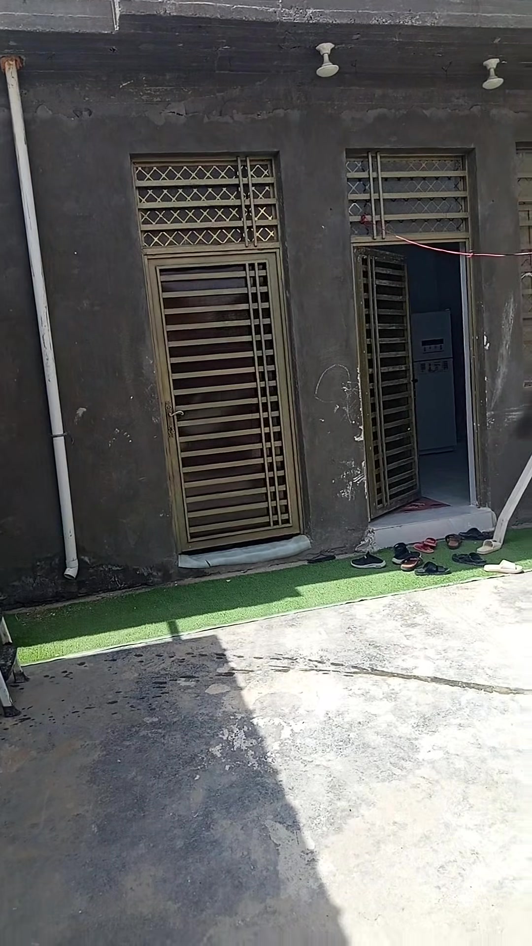 بيت للبيع حي الزهور مساحة 200م بناء كامل غرفتين صاله مطبخ حار باردبراني صيحات داخلي  مع خارجي محل موقع مميز البيت حر مامطلوب شارع 15 مقابل باب  ثانوية قادة النصر بناء 2025  سعر130 استفسار اكثر ***********
