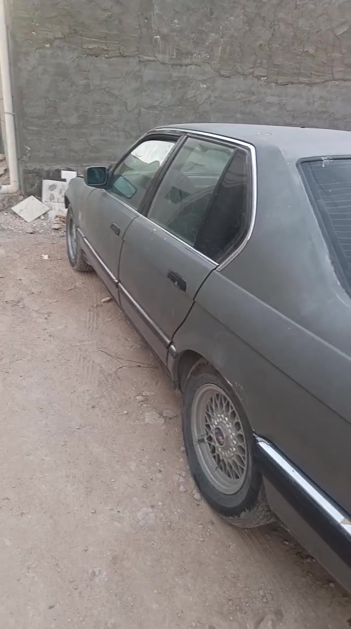 سلام عليكم بي ام 735مفتوح رقم بغداد تبريد شغال حداديه خير من الله فته بجم عريض كير عادي 
ما اندل راعيهه يعني ابيع بدون راعي 
***********
