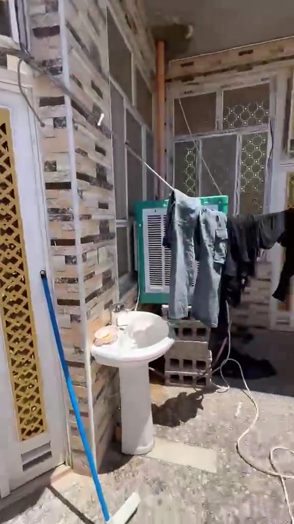عندي بيت طابقين بناء حديث ١٠٠ متر طابو. زراعي سند 25 على شارع بغداد عمود ٥٤ وتنزل على. البزل قريب على مقاطعة ابن حلوه  سعر البيت ٨٠ مليون وبيه محال قليل. البيت جاهز من كلشي. رقم الموبايل ***********
